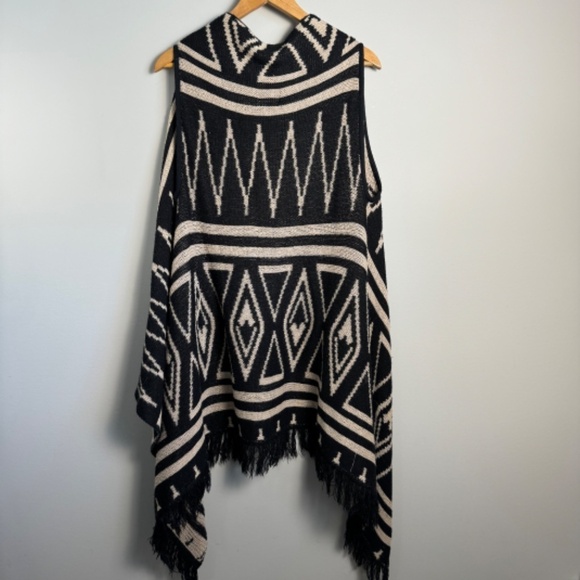 Questions by Say What Sleeveless‎ Tribal Lightweight Asymmetrical Cardigan Large - Picture 4 of 11